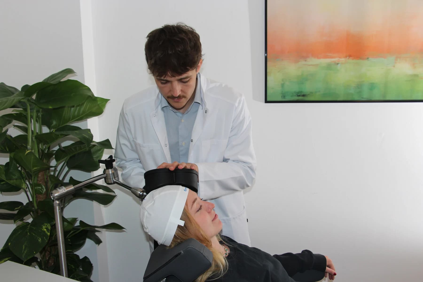 Einstellen der Magnetspule über dem Kopf während einer rTMS-Sitzung